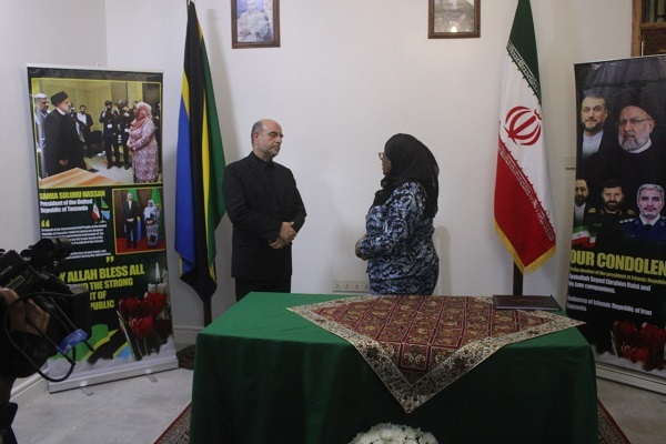 ادای احترام رئیسجمهور تانزانیا به شهید جمهور ایران ادای احترام رئیسجمهور تانزانیا به شهید جمهور ایران