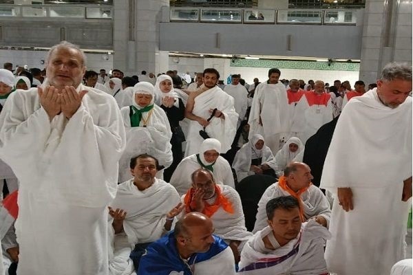 قرائت قرآن و طواف زائران ایرانی در مکه به نیایت از شهدای خدمت