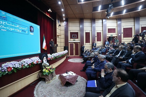 مخبر در آیین افتتاح 678 طرح وزارت بهداشت