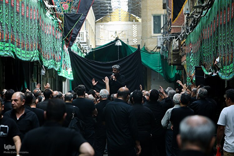 رخت سیاه عزا بر تن بازار تهران