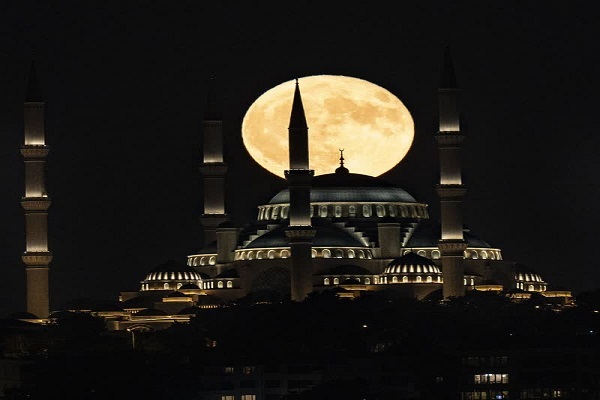 ماه بزرگ بر فراز مسجد چاملیجا+ فیلم