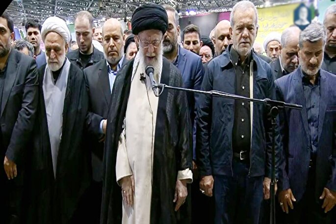 رهبر معظم انقلاب بر پیکر شهید اسماعیل هنیه نماز اقامه کردند