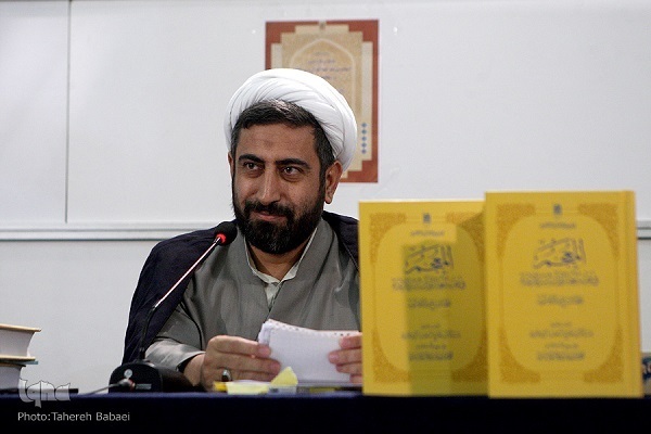 به گزارش ایکنا، حجت‌الاسلام والمسلمین علی راد؛ استاد دانشگاه تهران، 14 مرداد ماه در نشست علمی «تحلیل انتقادی کاربست قاعده تنظیر معنایي در تفسیر آیات سجده بر آدم» با بیان اینکه تنظیر معنایی از جمله قواعد تفسیری مغفول است به گونه‌ای که در کتب قواعد تفسیری این عنوان را به صورت یک تیتر نمی‌بینیم، گفت: بیشترین کاربرد این قاعده در تفسیر قرآن به قرآن است و البته از جمله قواعد اختصاصی تفسیر محسوب نمی‌شود و در دانش‌های دیگر مانند فقه و اصول هم کاربرد دارد. وی با اشاره به شرایط صحت تنظیر که کمتر مورد بحث از سوی محققان بوده است، اظهار کرد: قرآن کریم در 5 سوره به داستان سجده فرشتگان بر آدم اشاره کرده است که عمدتا به شکل امر است؛ البته دسته دیگری از آیات امر نیست مانند فقعوا له ساجدین. در این آیه به حکمت سجده بر آدم اشاره شده است همچنین به زمان امر سجده یعنی بعد از اینکه ساختار وجودی آدمی از نفخ روح گذشته فرشتگان در برابر آدم به سجده افتادند. نظیر  این آیات در قرآن آیات سجده بر یوسف(ع) و سجده بر کعبه است. وی ادامه داد: مفسرانی مدعی شده‌اند که می‌توان از آیات سجده بر یوسف(ع) و سجده بر کعبه(فولوا وجهک ؛ انی رایت احد عشر ) جواز سجده بر غیرخدا را استنباط کنیم و اینها نظیر همدیگر هستند و مفسران با استناد به این آیات تلاش کرده‌اند تا آیات مرتبط با سجده ملائکه را هم از باب تنظیر توجیه کنند. مسئله اصلی بحث این است که آیا این نوع تنظیر و تماثل بین این چند دسته آیات درست و حقیقی است؟ اگر خیر ادله رد این تنظیر و نقد تفسیر مبتنی بر این نوع تنظیر چیست؟ راد اضافه کرد: براساس تحقیق بنده این نوع تنظیری که برخی از مفسران از آن استفاده کرده‌اند از اتقان کافی برخوردار نیست البته ممکن است پژوهشگر دیگری تنظیر در دانش تفسیر را طوری تعریف کند که نظایر ادعایی تایید شود.  استاد دانشگاه تهران با اشاره به ادله خود در مورد اینکه این نوع تنظیر دقیق و متقن نیست، تصریح کرد: ما  در تفسیر تنظیری بین نظایر باید این شرایط را داشته باشیم؛ اول اینکه نظایر ارائه شده باید دارای تجانس موضوعی باشند در حالی که این مسئله وجود ندارد؛ همچنین طرفین تنظیر باید درصدد اثبات و یا نفی یک حکم واحد باشند در حالی که در آیات مورد بحث این رابطه وجود ندارد. در ماجرای سجده بر آدم، داستان، داستان ابتلاء و آزمون است در حالی که در دو نظیر قبل این مسئله وجود ندارد؛ سجده بر کعبه امر تشریعی اعتباری و داستان یوسف(ع) هم امری تشریفاتی ناظر به یک سنت عرفی دوران آن حضرت است لذا وجه شبهی وجود ندارد. حضرت یوسف؛ جلوه جمال الهی  استاد پردیس فارابی دانشگاه تهران با بیان اینکه برخی مدعی هستند که دلیل و علت و حکمتی که عامل وجوب سجده بر آدم است همان هم دلیل سجده بر کعبه و یوسف است و حتی برخی این دو را عین همدیگر می‌دانند در حالی که تشابه معنایی هم بین این دو نداریم و تشابه در حد مصداق است و ما بین تشابه معنایی با مصداقی فاصله جدی وجود دارد. علت سجده بر یوسف(ع) به تقریر خود مفسران، این است که یوسف آیه‌ای از آیات الهی بود؛ یوسف دارنده مقام جمیل بدیع در هستی است تا جایی که افراد وقتی یوسف(ع) را می‌دیدند حالتی به آنان دست می‌داد که تا حدودی سجده غیراختیاری بر او می‌کردند. یوسف(ع) اسطوره جمال الهی است و دوسوم جمال هستی برای یوسف و یک سوم مابقی برای سایر بشریت از ابتدا تا انتهاست.  راد بیان کرد: برخی می‌گویند ملائکه آنچه را ساجدین در یوسف دیدند و به او سجده کردند در آدم دیدند و سجده کردند و آن کمال صنع و جمال الهی است؛ پس وجه شبه، تجلی جمال است ولی این وجه شبه در کعبه صادق نیست؛ بنده این پیش فرض را قبول ندارم زیرا گویندگان آن دلیل متقنی در این عرصه ندارند و باید ثابت کنند  که آدم مانند یوسف زیبا بوده است.  استاد پردیس فارابی دانشگاه تهران با بیان اینکه این پیش فرض قابل احراز نیست، گفت: در خود آیات هم ظهوری برای ادعای این تنظیر وجود ندارد.   همچنین حجت‌الاسلام والمسلمین محمدعلی مهدوی راد؛ استاد پردیس فارابی دانشگاه تهران هم در سخنانی به ذکر چند نکته مبنایی و تاییدی و تکمیلی و نقادانه به این بحث پرداخت و گفت: معضلی که ما در پژوهش در تمدن اسلامی داریم این است که علما مفاهیم به کار رفته در پژوهش را غالبا تعریف نکرده‌اند و آن را تعریف‌شده و روشن و واضح می‌دانستند لذا در همه کتب اصولی چند مورد اندک از تعاریف را شاهدیم و بعضا این تعاریف هم ناقص هستند.    مهدوی‌راد با بیان اینکه یکی از نویسندگان حنفی‌مذهب می‌گوید من بیش از 30 کتاب را بررسی کردم و کسی از اصول تعریفی ارائه نداده بود، گفت: بیشتر کتب قواعد تفسیری، علوم قرآنی است و نه قواعد تفسیری؛ در پژوهش‌های جدید اهل سنت چند مورد وجود دارد که بد نیست. بنابراین وقثی ما تعریفی از واژگان مانند قاعده نداریم نمی‌توانیم مچ‌گیری هم بکنیم؛ اینکه برخی مفسران در آیات سجده بر یوسف وکعبه به آیات آدم تنظیر کرده‌اند هم این بحث وجود دارد یعنی معلوم نیست مرادشان از قاعده و تنظیر به عنوان دو واژه چیست یعنی این تنظیر ادبی است یا علمی و ... .   وی ادامه داد: موضوع قابل تامل دیگر اینکه درون‌مایه اساسی امر به سجده در داستان آدم که آقای راد گفتند مورد تامل است؛ محمد قطب، برادر سیدقطب قرآن‌پژوه خوبی است، مفسران دوره تحلیل جز یک مورد غالبا گفته‌اند قصص قرآنی در سور مدنی است و در قصه آدم بنیاد اصلی، ماجرای استکبار است؛ محمد قطب در کتاب دراسات قرآنی معتقد است که خداوند در این ماجرا انسان‌شناسی کرده است و این نوع نگاه، اجتماعی سیاسی است.   مهدوی‌راد بیان کرد: در داستان آدم یک نکته اساسی وجود دارد؛ تحلیل زیباشناسانه زیبایی یوسف هم یک نکته است؛ ولی همانطور که مصطفی مسلم و همکارانش گفته‌اند گرانیگاه داستان یوسف(ع) حاکمیت و اراده مطلق خداوندی در متن حوادث است. مجموعه این مباحث بحث را تامل‌برانگیز می‌کند تا نتوانیم به سادگی تنظیر بین آیات را رد کنیم.    استاد دانشگاه تهران با بیان اینکه در قاعده‌سازی در تفسیر به شدت دستمان خالی است، تاکید کرد:  در علوم قرآنی هم تقریبا اینطور است و دلیل اصلی آن ابهام در مفاهیم است؛ حتی یکبار در کتب تفسیری نمی‌بینیم که علوم قرآنی را تعریف کرده باشد؛ مطلقا چنین چیزی وجود ندارد لذا تفاوت زیادی در تعریف آن وجود دارد و همین سبب شده است تا سایر مباحث هم دچار مشکل شود. صبحی صالح آورده است چنین به نظر می‌رسد که مراد عالمان ما از علوم قرآنی مثلا فلان چیز است.   مهدوی راد بیان کرد: به نظر بنده تمام تعریف‌هایی که از وجوه و نظایر از قرون اولیه تا امروز نوشته شده است غلط است، البته عمدتا نظایر آن غلط است و عمدتا این دو را یکی گرفته‌اند؛ یک مورد فقط یک فرد عربستانی آن را درست تعریف کرده است؛ دفتر تبلیغات اسلامی هم کتاب بزرگ دوجلدی را نوشته ولی نویسنده باز این تعریف را درست ارائه نکرده است.    استاد دانشگاه تهران اضافه کرد: قواعد تفسیری از مباحث بسیار مهم باقی مانده است که محققان جوان باید آن را روش و اسلوب متمایز کنند و تعاریف متقنی هم ارائه دهند.  در ادامه حسن نقی‌زاده در سخنانی گفت: 