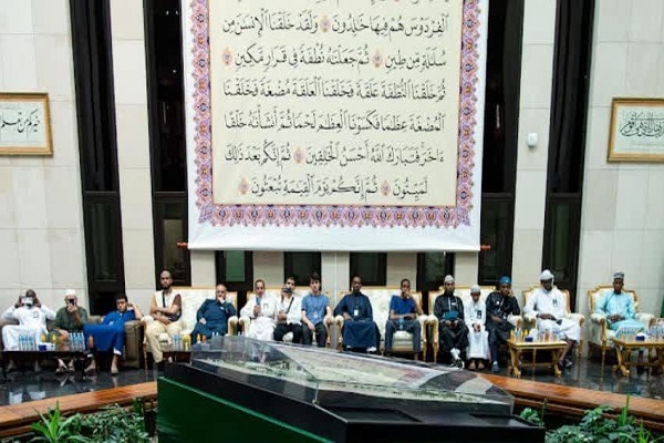 بازدید شرکتکنندگان مسابقه بینالمللی قرآن ملک عبدالعزیز از مجتمع ملک فهد ویژه چاپ قرآن