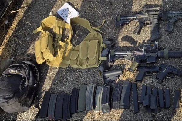 کتاب «پیامهایی از قرآن» در بین وسایل رزمندگان شهید فلسطینی