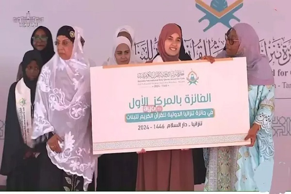 درخشش بانوی الجزایری در مسابقات بین‌المللی حفظ قرآن تانزانیا