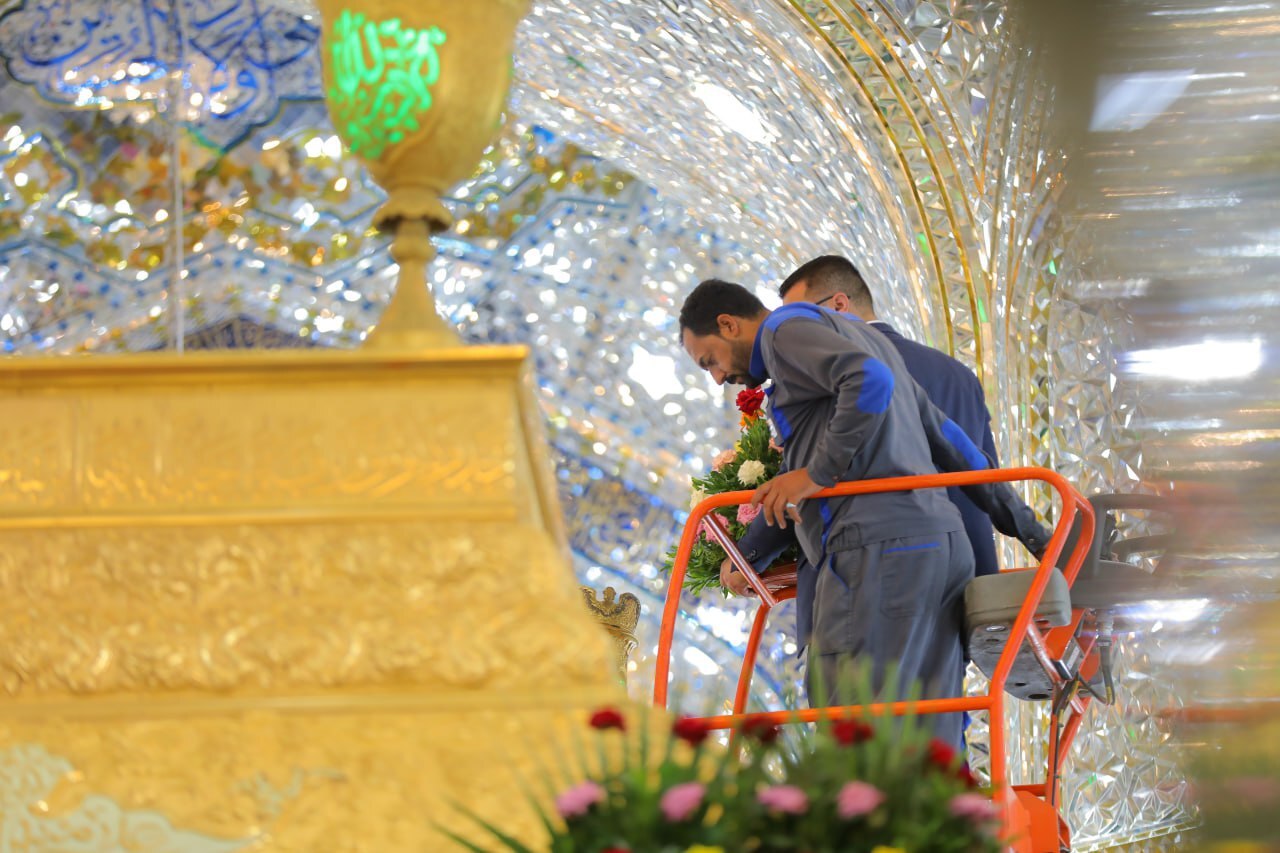 حرم امام حسین(ع) در آستانه میلاد پیامبر(ص) گل‌آرایی شد + عکس