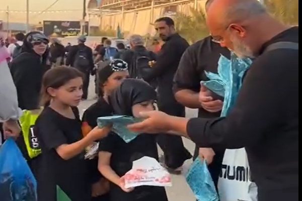 هدیه اعضای مسجد امام حسین(ع) ترکیه به زائران اربعین