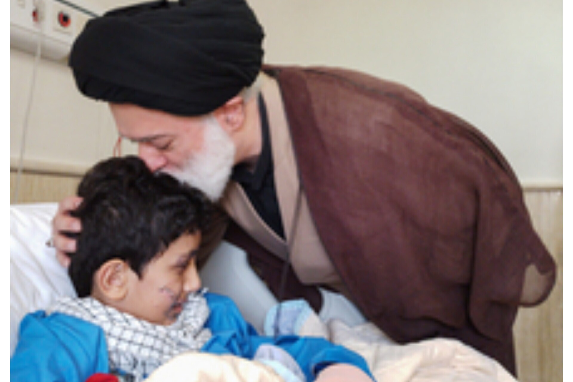 عیادت فرزندان رهبر انقلاب از مجروحان لبنانی