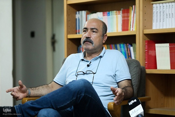 درجا زدن ادبیات دفاع مقدس باعث ایحاد فاصله با نسل جدید شد/ ادبیات معاصر ما هنوز جهانی شده چه رسد به ادبیات دفاع مقدس+ فیلم