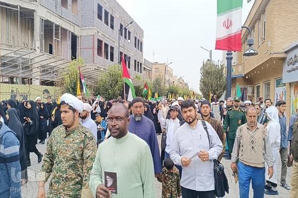 حضور طلاب غیرایرانی در اجتماع عظیم ضدصهیونیستی مردم قم