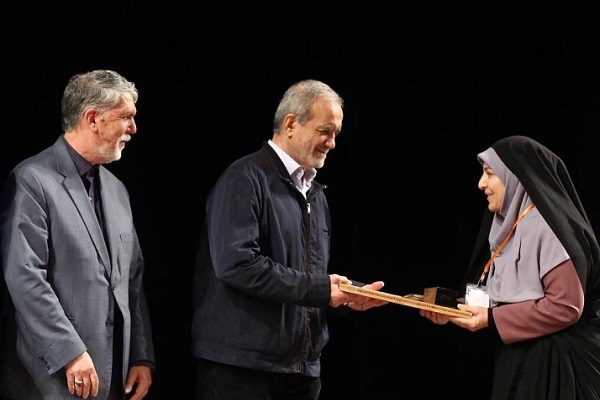 تجلیل از برترین‌های حوزه کتاب/ اهدای قرآن به رئیس‌جمهور و عضویت او در کتابخانه