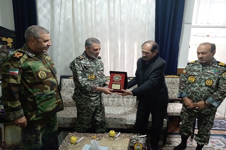 دیدار فرمانده کل ارتش با خانواده شهید سرگرد سجاد منصوری