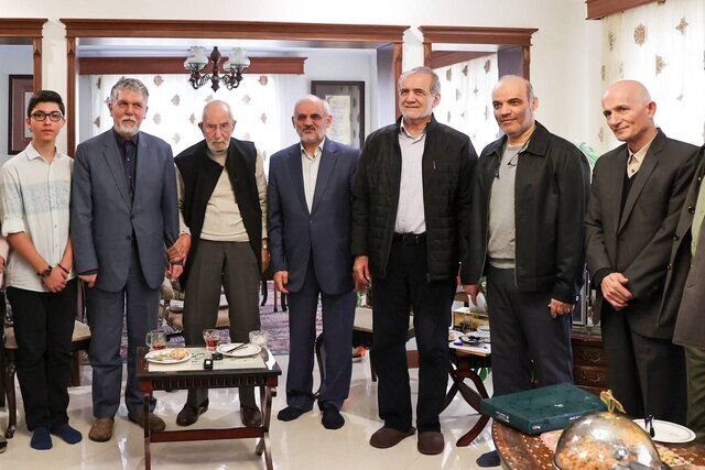 آدم از آقای پزشکیان رایحه صداقت استشمام میکند آدم از آقای پزشکیان رایحه صداقت استشمام میکند