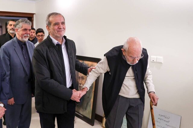 آدم از آقای پزشکیان رایحه صداقت استشمام میکند آدم از آقای پزشکیان رایحه صداقت استشمام میکند