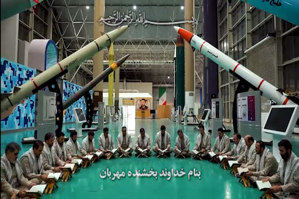 تلاوت جمعی اعضای گروه مدیحهسرایی محمد رسولالله (ص) + فیلم تلاوت جمعی اعضای گروه مدیحهسرایی محمد رسولالله (ص) + فیلم