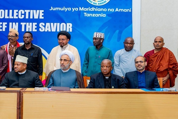 رایزن فرهنگی جمهوری اسلامی ایران در تانزانیا: عنوان منجی از صدر اسلام وجود داشته است + عکس