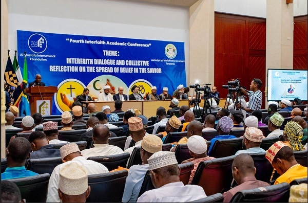 رایزن فرهنگی جمهوری اسلامی ایران در تانزانیا: عنوان منجی از صدر اسلام وجود داشته است + عکس