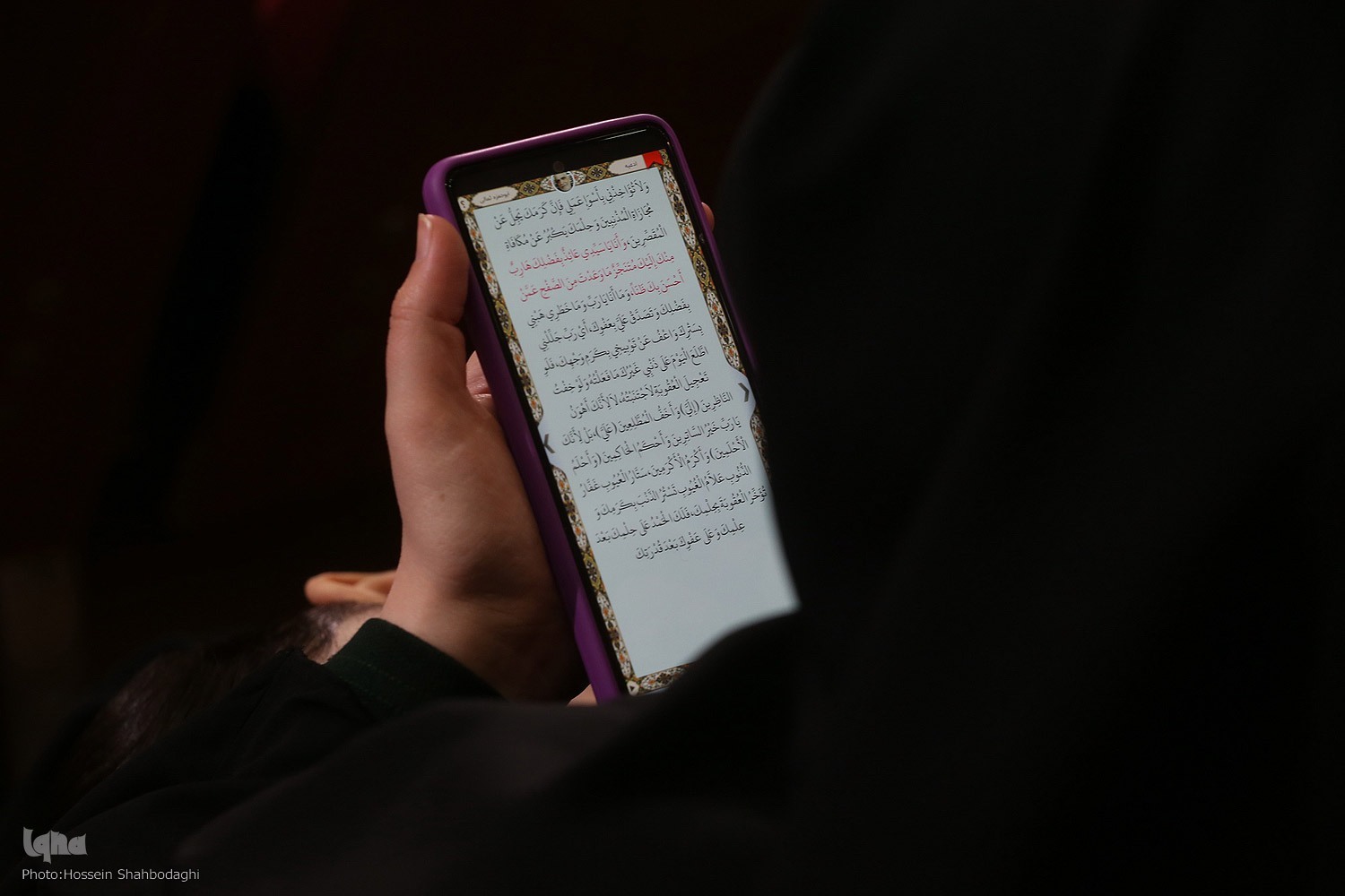 اهدای کتاب به دعاخوانان از سوی رئیس کمیته فنی مسابقات آقایان