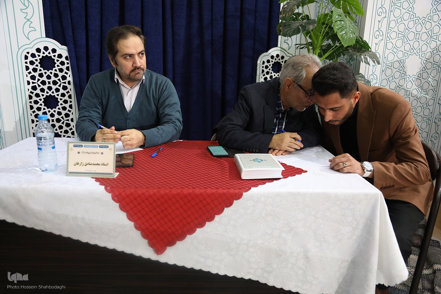 میز مشاوره به شرکت‌کنندگان در صحن مسابقات سراسری قرآن