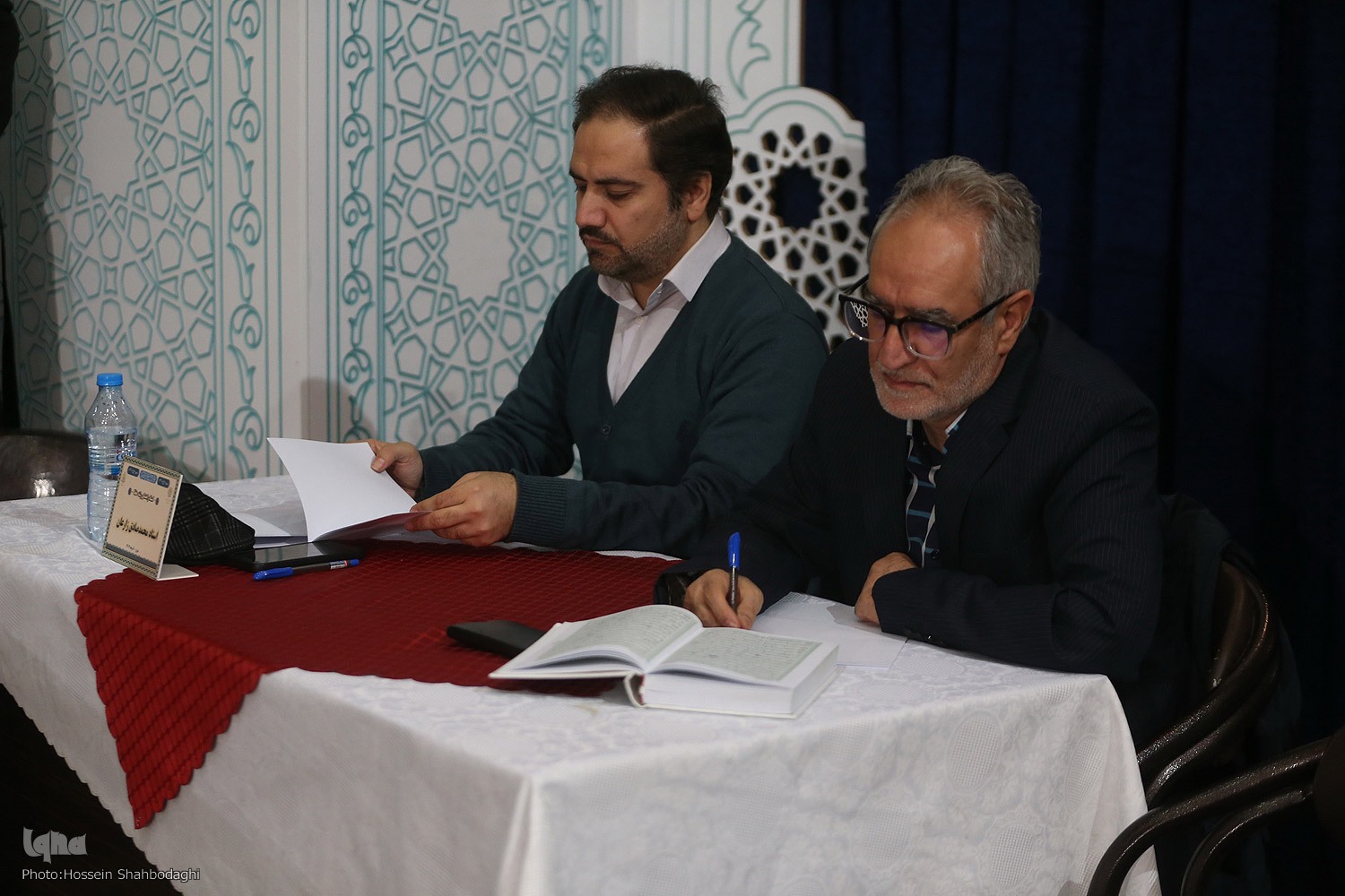 میز مشاوره به شرکت‌کنندگان در صحن مسابقات سراسری قرآن