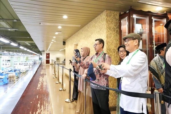 آماده//بازدید زائران عمره از مجمع چاپ قرآن مدینه آماده//بازدید زائران عمره از مجمع چاپ قرآن مدینه