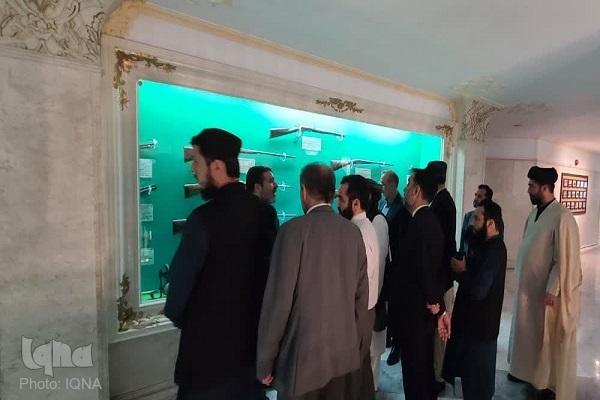 تشرف معاون وزیر حمل و نقل امارت اسلامی افغانستان به حرم امام رضا(ع)