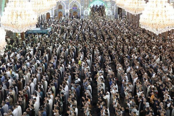 اقامه نماز عید فطر در کربلا + عکس