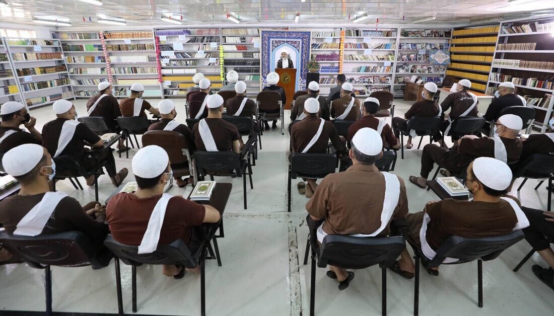 تجلیل آستان حسینی از زندانیان حافظ قرآن در عراق + عکس