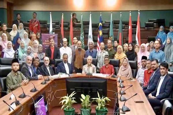 مراسم رونمایی کیمیای سعادت در مالزی/ این کتاب نقطه همگرایی اندیشهها و تقویت تعاملات فرهنگی است مراسم رونمایی کیمیای سعادت در مالزی/ این کتاب نقطه همگرایی اندیشهها و تقویت تعاملات فرهنگی است