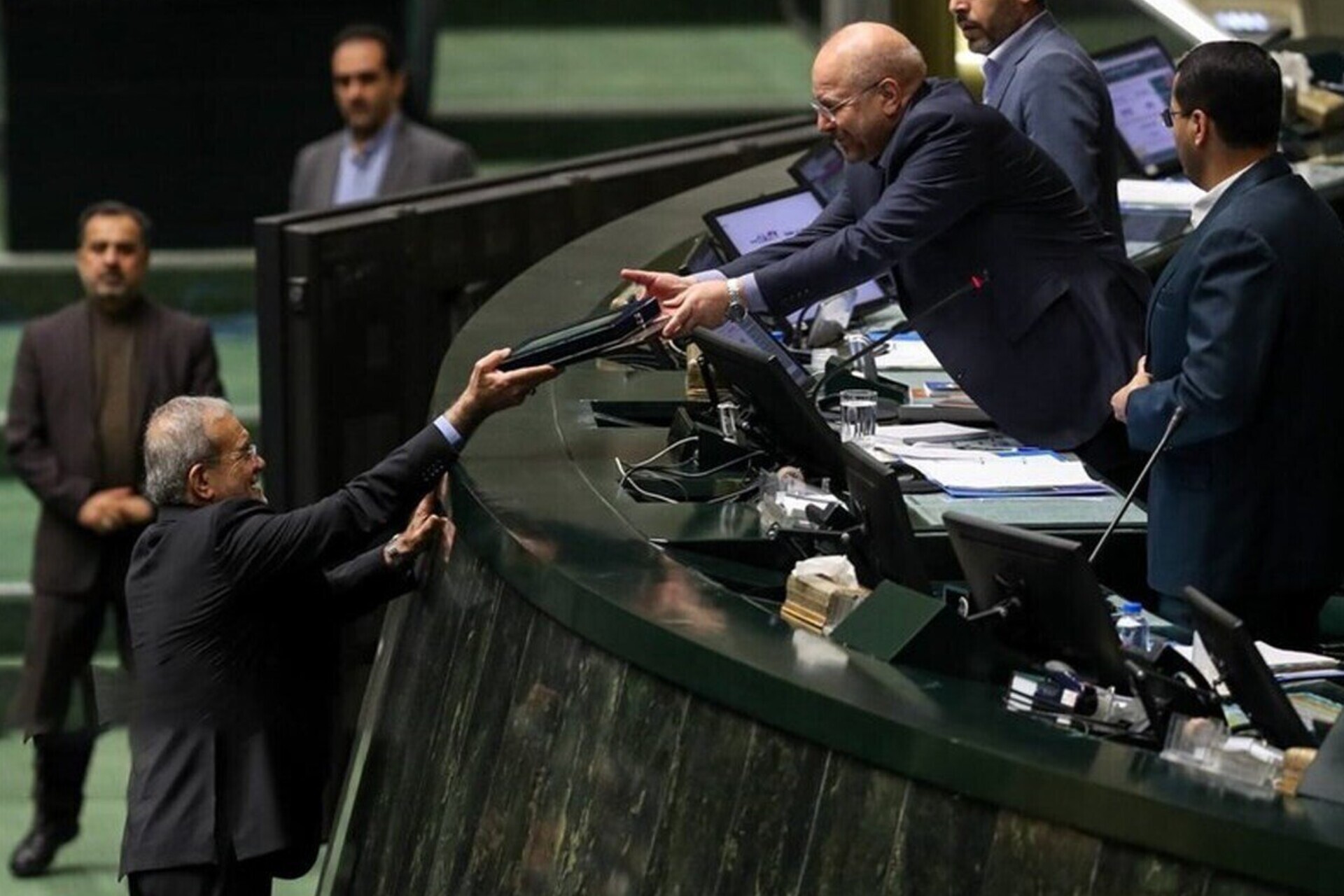 رئیس‌جمهور لایحه بودجه ۱۴۰۵ را تقدیم مجلس کرد