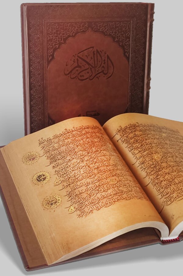 اهدای قرآن خوشنویس برجسته جهان اسلام به آیسسکو