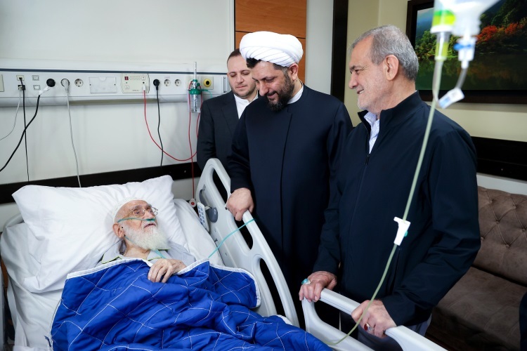 عیادت رئیس‌جمهور از آیت‌الله العظمی نوری همدانی