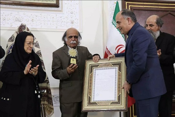 غرفه انجمن آثار و مفاخر فرهنگی میزبان استاد میرجلال الدین کزازی غرفه انجمن آثار و مفاخر فرهنگی میزبان استاد میرجلال الدین کزازی