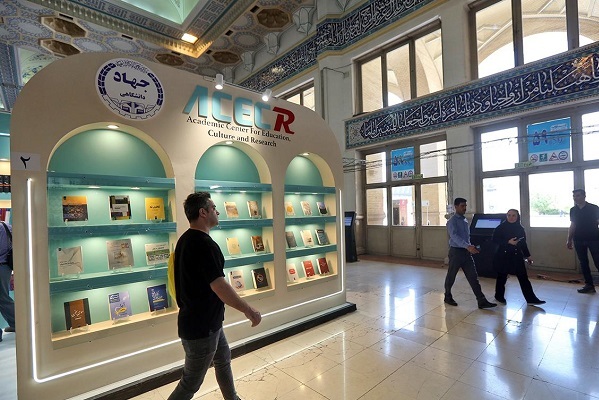 گزارش از غرفه جهاد دانشگاهی حسب فرمایش خانم صبور/////آماده انتشار//////هاد دانشگاهی را با انتشاراتش می‌شناسند/ تولید 12000 جلد کتاب طی چهار دهه و 1000 عنوان در نمایشگاه کتاب