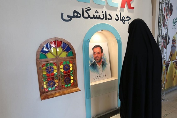 گزارش از غرفه جهاد دانشگاهی حسب فرمایش خانم صبور/////آماده انتشار//////هاد دانشگاهی را با انتشاراتش می‌شناسند/ تولید 12000 جلد کتاب طی چهار دهه و 1000 عنوان در نمایشگاه کتاب