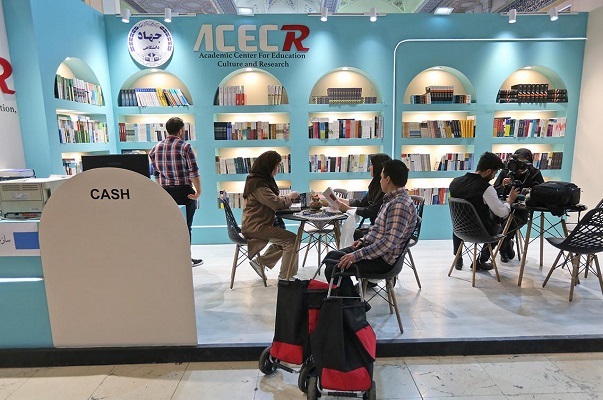 گزارش از غرفه جهاد دانشگاهی حسب فرمایش خانم صبور/////آماده انتشار//////هاد دانشگاهی را با انتشاراتش می‌شناسند/ تولید 12000 جلد کتاب طی چهار دهه و 1000 عنوان در نمایشگاه کتاب