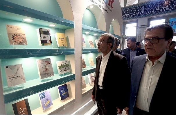 گزارش از غرفه جهاد دانشگاهی حسب فرمایش خانم صبور/////آماده انتشار//////هاد دانشگاهی را با انتشاراتش می‌شناسند/ تولید 12000 جلد کتاب طی چهار دهه و 1000 عنوان در نمایشگاه کتاب