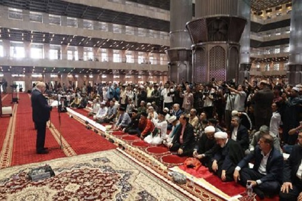 رئیس مجلس در اجتماع ۲۰۰ هزار نفری نمازجمعه جاکارتا رئیس مجلس در اجتماع ۲۰۰ هزار نفری نمازجمعه جاکارتا