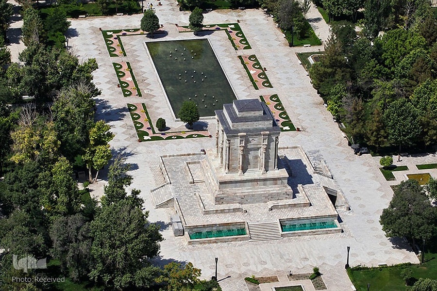 آیا فردوسی غریب افتاده است