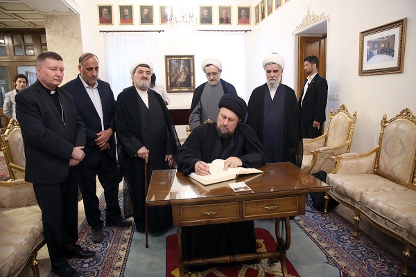 حضور سید حسن خمینی در سفارت واتیکان و امضای دفتر یادبود درگذشت پاپ