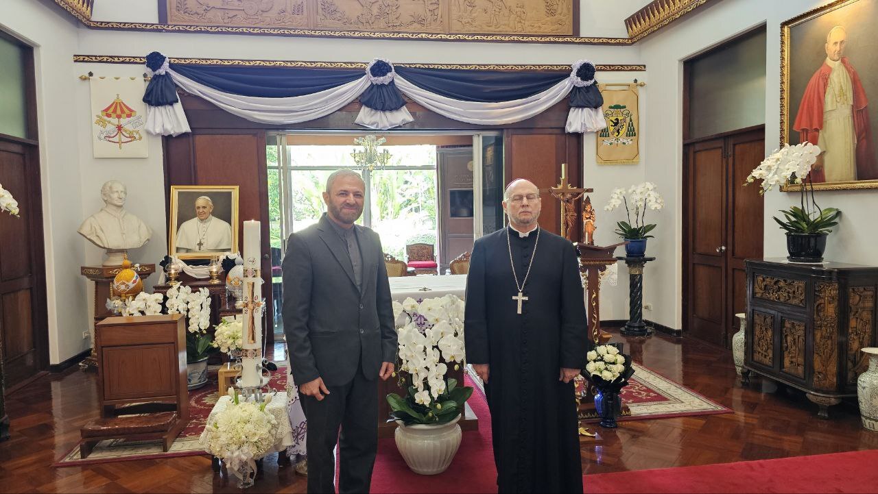 امضای دفتر یادبود پاپ فقید از سوی رایزن فرهنگی در بانکوک _ عکس امضای دفتر یادبود پاپ فقید از سوی رایزن فرهنگی در بانکوک _ عکس