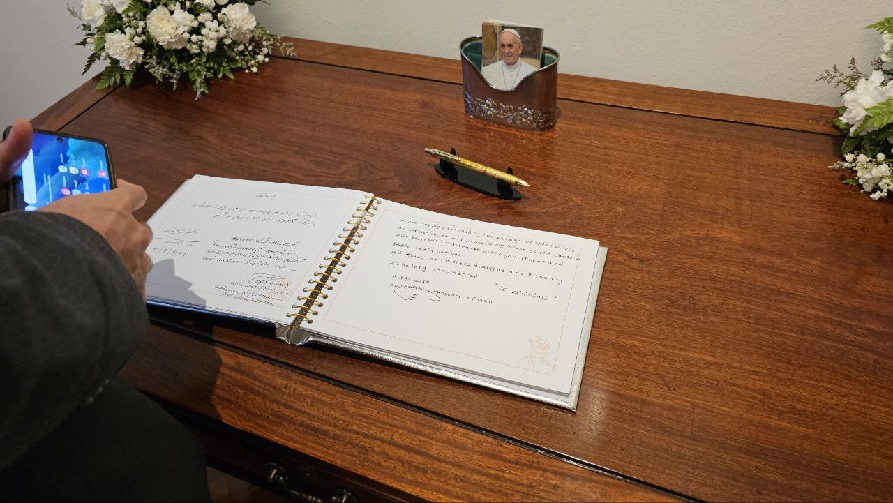 امضای دفتر یادبود پاپ فقید از سوی رایزن فرهنگی در بانکوک _ عکس امضای دفتر یادبود پاپ فقید از سوی رایزن فرهنگی در بانکوک _ عکس