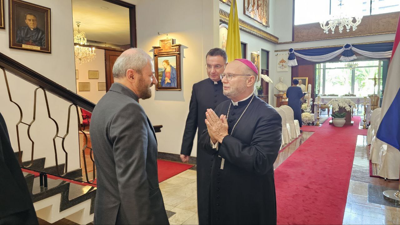 امضای دفتر یادبود پاپ فقید از سوی رایزن فرهنگی در بانکوک _ عکس امضای دفتر یادبود پاپ فقید از سوی رایزن فرهنگی در بانکوک _ عکس