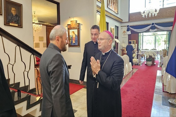 امضای دفتر یادبود پاپ فقید از سوی رایزن فرهنگی در بانکوک _ عکس