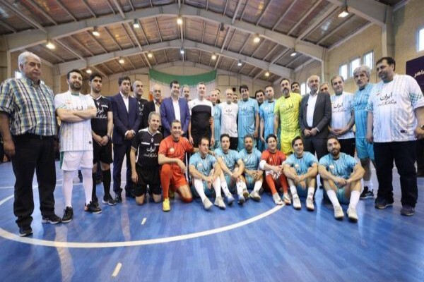 پزشکیان به افتخار کارگران پا به توپ شد