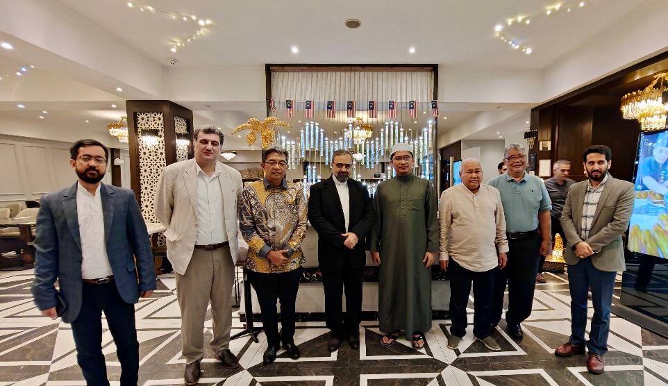 خاطره ماندگار سیاست‌مدار مالزیایی از دیدار ۹ ساعته با امام (ره)