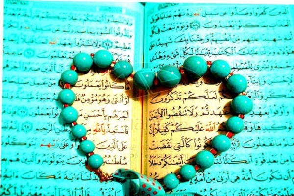 استفهام توبیخی خداوند: «دیگر با چه سخنی ایمان می‌آورند؟»