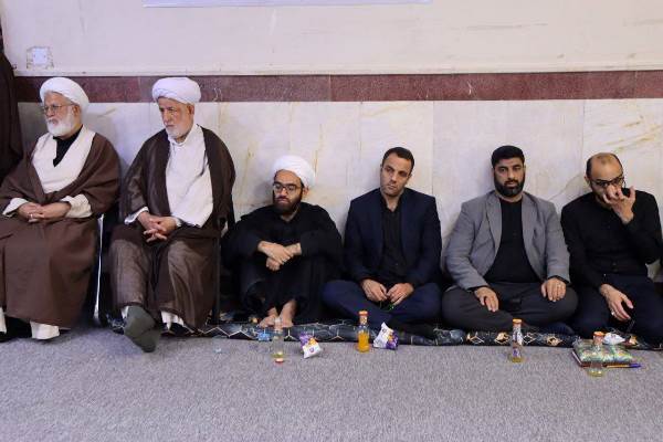 امام خمینی(ره) شجره طیبه‌ای بود که با نور ایمان جهان را بیدار کرد