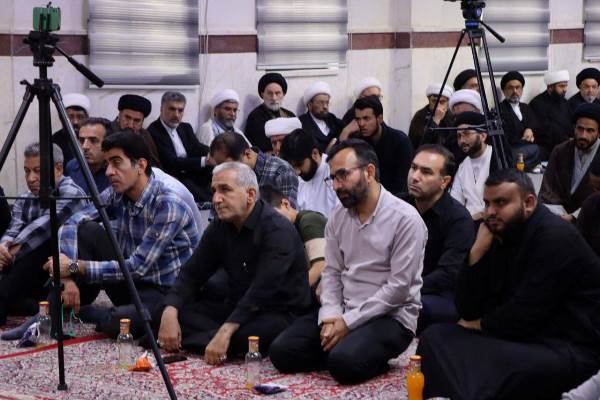 آماده// امام خمینی(ره) شجره طیبه‌ای بود که با نور ایمان جهان را بیدار کرد